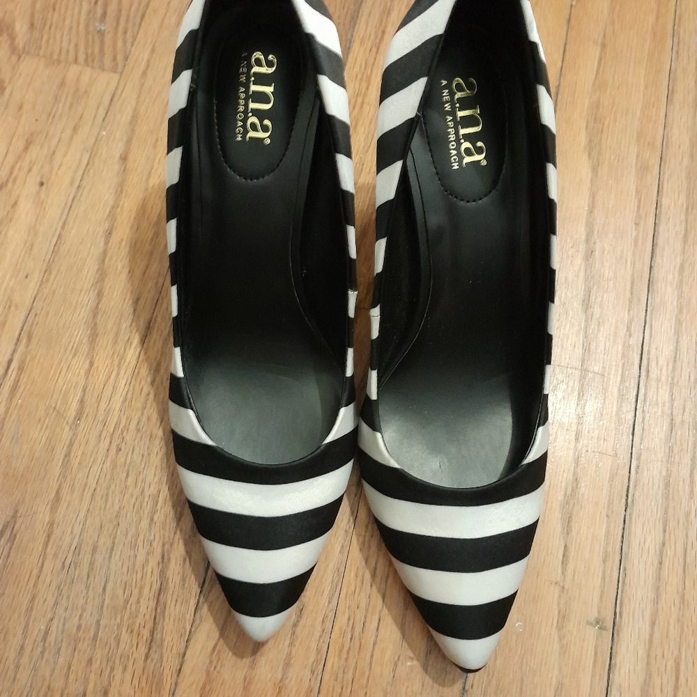a.n.a. Black/White Stripped pumps